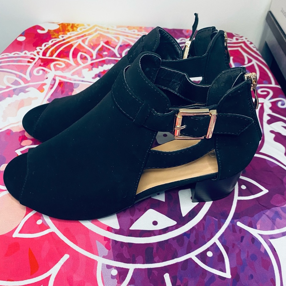 Low chunky heel, cut out sandals.